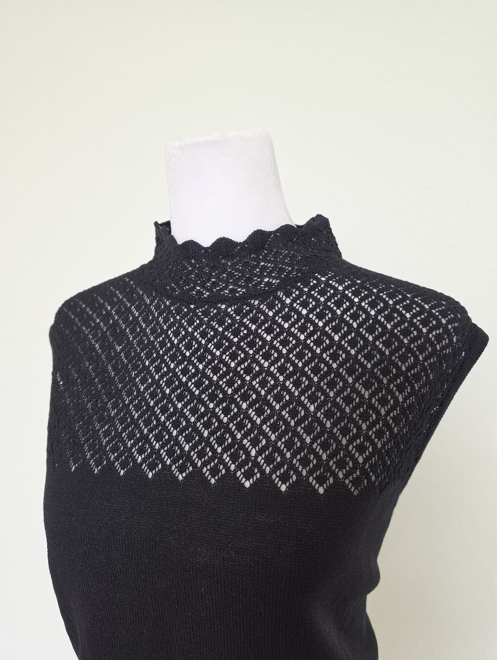 St. John Black Lace Knit Sleeveless Top Mock Neck Gold Button Back Luxury Top M - Picture 3 of 12